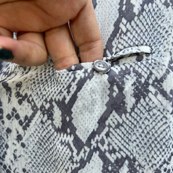 KUT FROM THE KLOTH Snakeskin Print Blouse size Small petite - Picture 5 of 9